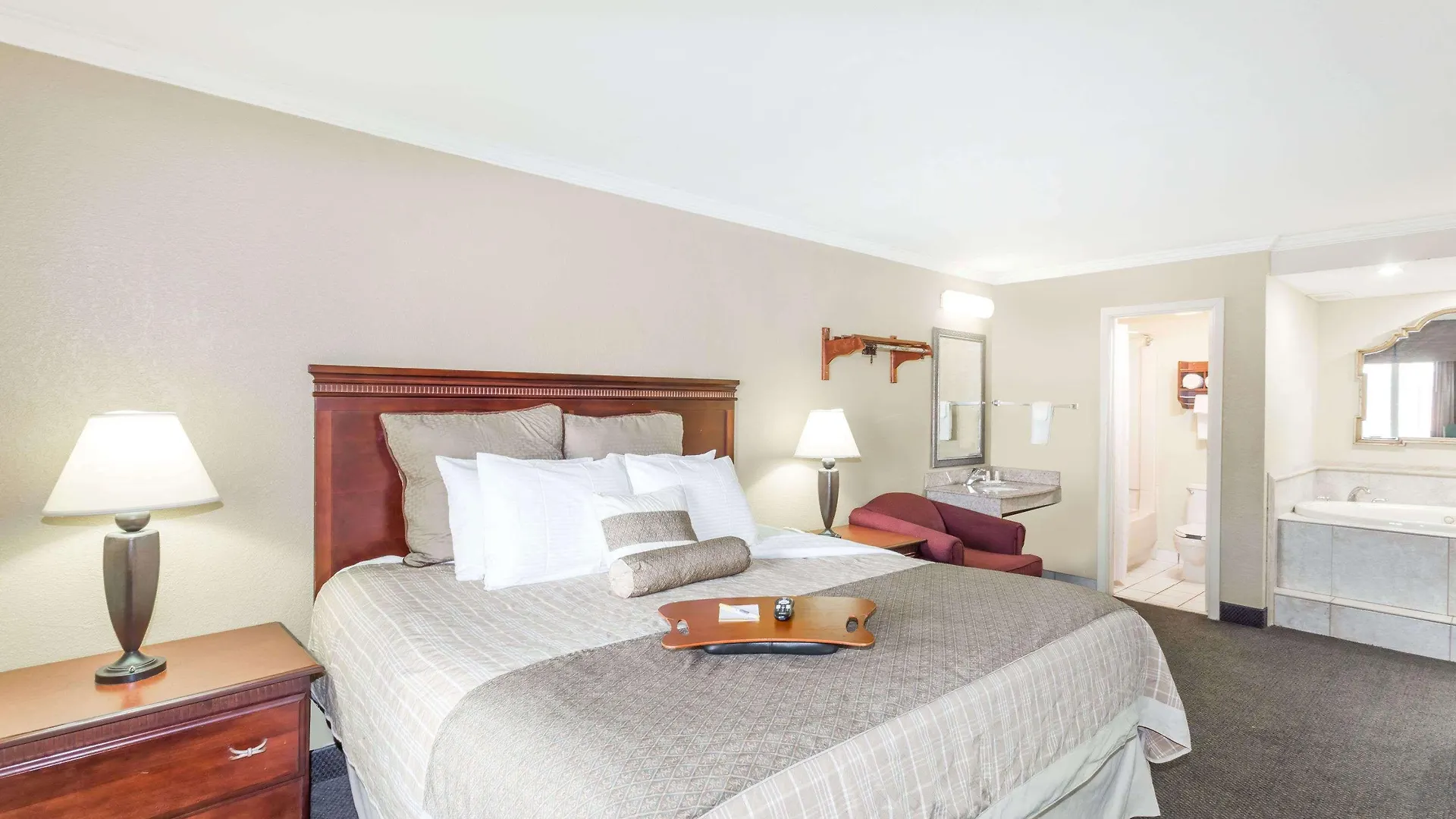 Days Inn By Wyndham Destin