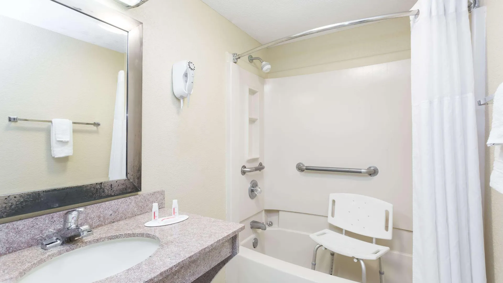 Days Inn By Wyndham Destin 2*,